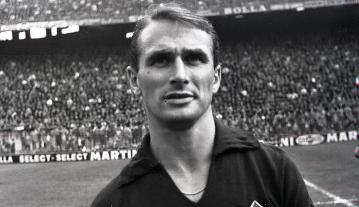 Kurt Hamrin. Sayap Swedia yang pensiun di IFK Stockholm pada Juli 1973 ini total tampil dalam 400 laga di Serie A Liga Italia dengan torehan 190 gol dan 7 assist. Klub yang pernah dibelanya adalah Juventus, Padova, Fiorentina, AC Milan dan Napoli sejak 1956 hingga 1972. (twitter.com/acffiorentina)