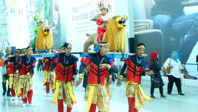 Festival budaya di bandara Soekarno-Hatta.