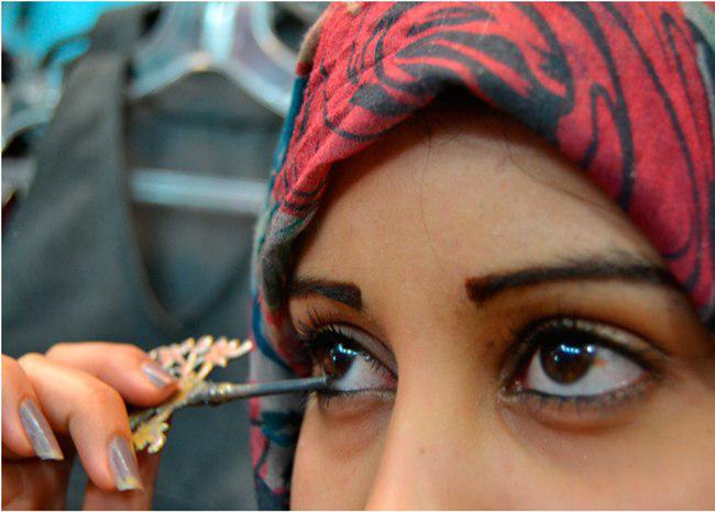 Wanita Timur Tengah menggunakan celak dari batu itsmid untuk menjaga kesehatan matanya | foto: copyright yementimes.com