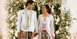 Pesepak bola Cristian Gonzales baru saja menikahkan putrinya. Amanda Gonzales resmi dipersunting atlet sepak bola berdarah Filiipina, Christian Rontini. Pernikahan di gelar di Yogyakarta pada Sabtu (28/10/2023) kemarin. Berikut beberapa potretnya. [Foto: Instagram/djanjisoetji.photography]