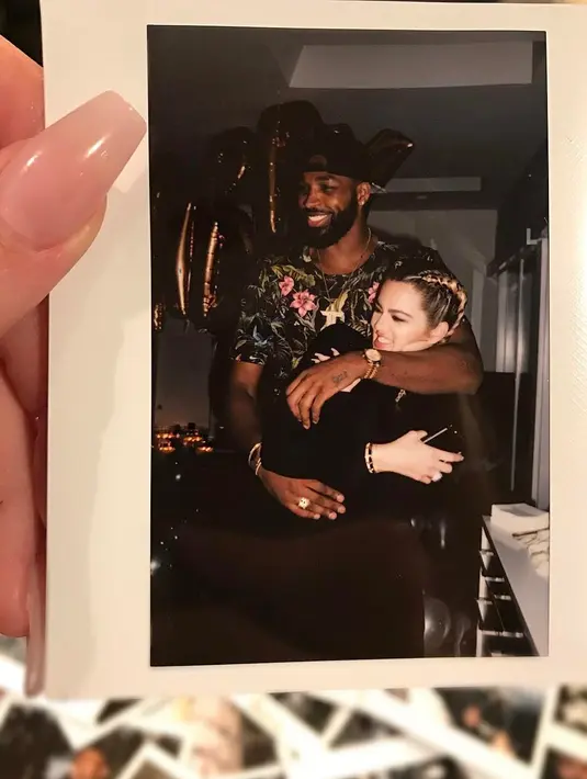 Khloe pun memastikan bahwa cara mereka memandang keluarga dan keyakinan itu sama. Ia dan Tristan pun membicarakan soal agama, anak-anak dan keluarga. (instagram/khloekardashian)