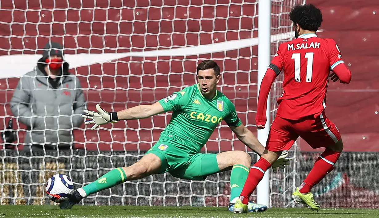 Mohamed Salah membuang peluang emas pada menit ke-13. Dia sudah dalam posisi leluasa mencetak gol. Namun, sepakan pemain asal Mesir itu masih lebar dari gawang Aston Villa. (Foto: AFP/Pool/Martin Rickett)