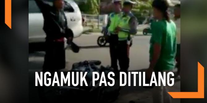 VIDEO: Lagi, Pria Hancurkan Motor saat Ditilang Polisi