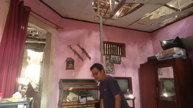 Dampak ledakan diduga septic tank di Tangsel