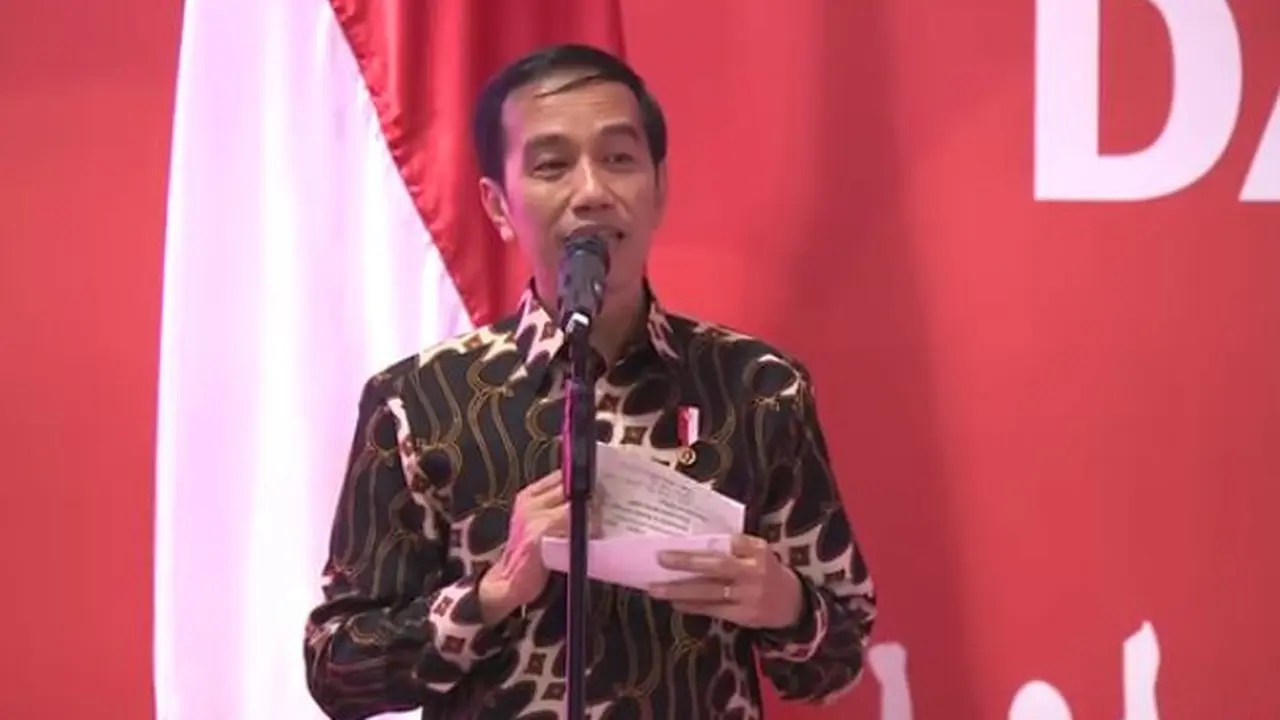 Tampilan rambut tak rapi, Iriana coba beri kode ke Jokowi saat berpidato di Singapura. (Foto: Youtube/Presiden Joko Widodo)