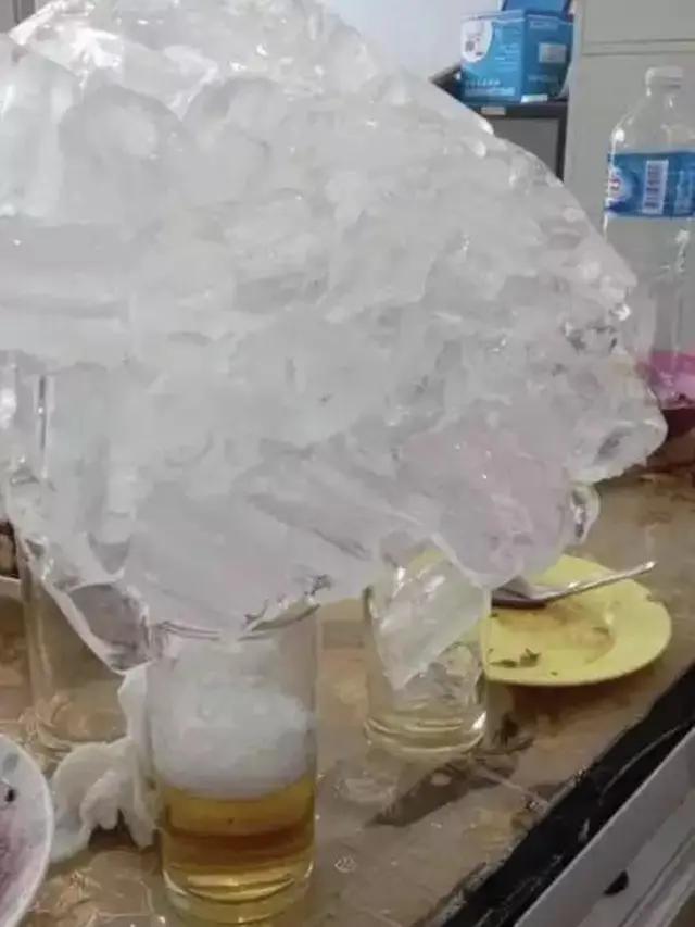 8 Cara Orang Minum Es Ini Nyeleneh Abis, Bikin Heran