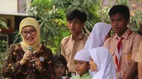 Anna Sophana mengenakan batik saat menghadiri acara Pemberantasan Sarang Nyamuk dengan mengenakan pakaian batik (Dok. Instagram/@annasophanah/https://www.instagram.com/p/BQ4XqnrA1Sm/Komarudin)