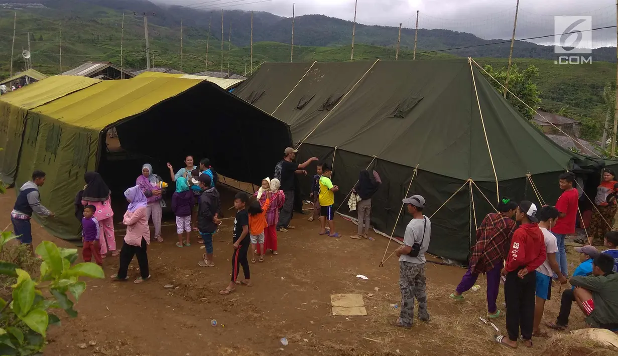 Warga Desa Melasari berkumpul di areal tenda pengungsian di perkebunan teh di Cialahab, Desa Melasari, Nanggung, Bogor, Rabu (24/1). Mereka mengungsi akibat gempa Banten yang merusak rumah. (Liputan6.com/Ahmad Sudarno)