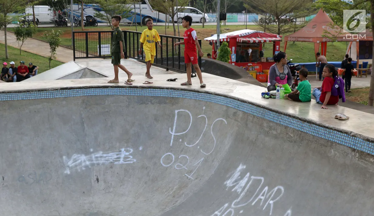 Coretan mengotori area Skate Park RPTRA Kalijodo, Jakarta, Sabtu (15/6/2019). Beberapa coretan dari orang yang tidak bertanggung jawab mulai mengotori salah satu arena bermain di RPTRA Kalijodo. (Liputan6.com/Helmi Fithriansyah)