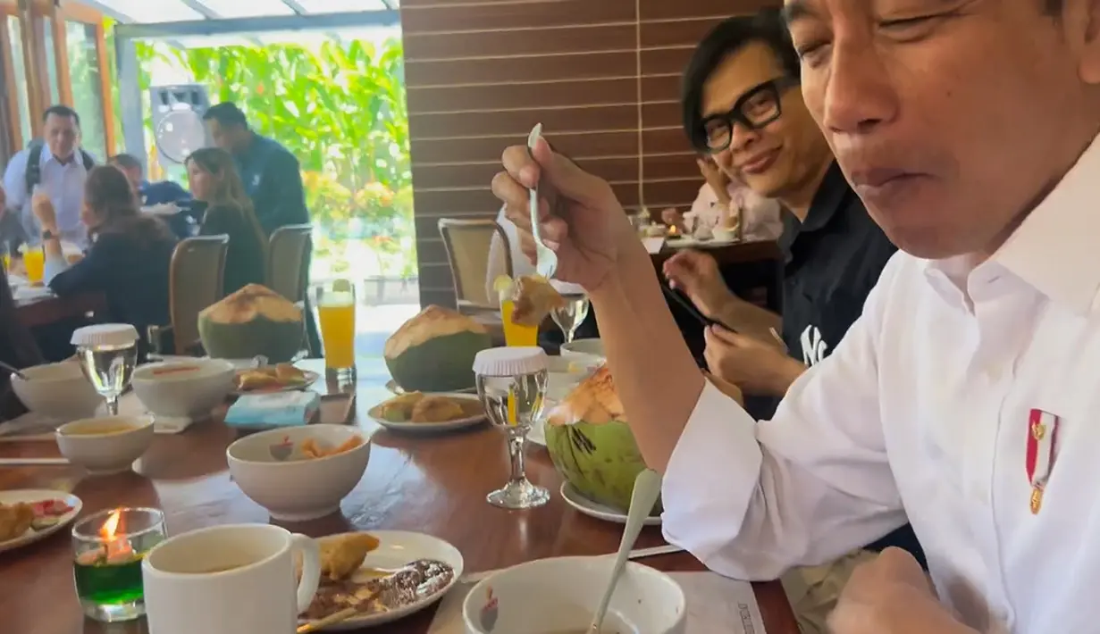 "Alhamdulillah bisa makan siang bareng Pa Presiden bersama teman" , Nah Kalo Lagi Makan Siang Rame" gini Sama Pa Presiden @jokowi ..... Siapa yang traktir hayooo ? 😁😂 Terimakasih Bapa @jokowi 🙏❤️🇮🇩," tulis Raffi sebagai keterangan videonya. [Instagram/raffinagita1717]