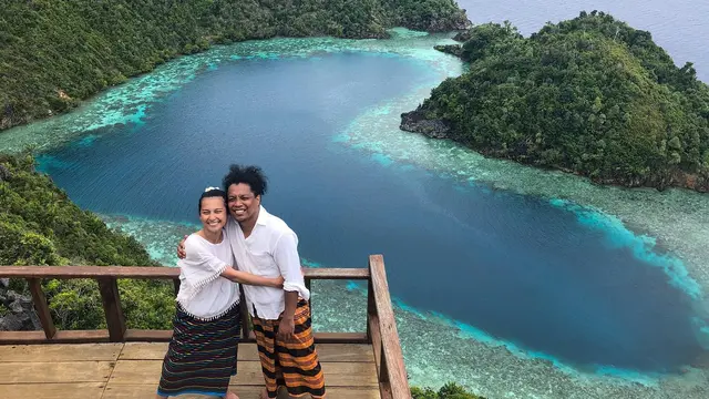 Serasi Saat Kondangan, Ini 7 Potret Indah Permatasari dan Arie Kriting