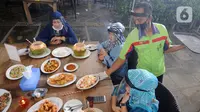 Pelayan mengenakan pelindung wajah saat melayani pengunjung di Restoran Bandar Djakarta, Alam Sutra, Tangerang Selatan, Banten, Rabu (10/6/2020). Tangerang dan Tangerang Selatan menjalankan PSBB transisi menuju kenormalan baru dengan menerapkan protokol kesehatan COVID-19. (merdeka.com/Arie Basuki)