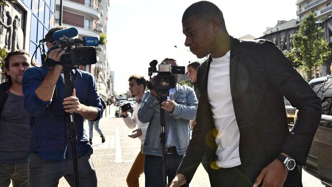 Penyerang Paris Saint-Germain, Kylian Mbappe tiba untuk menghadiri pertemuan dengan komite disiplin federasi sepakbola Prancis (FFF) di Paris, Kamis (20/9). Pertemuan membahas kartu merah yang didapat Mbappe saat menghadapi Nimes. (AFP/Lionel BONAVENTURE)
