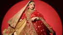 <p>Selain Luna Maya, Fuji juga pernah terlihat mengenakan gaun merah dramatis ala pengantin India. Lihat dalam foto ini, Fuji tampak mengenakan busana khas pengantin perempuan di India, lengkap dengan penutup kepala dan semua aksesori emasnya yang selaras dengan nuansa gaun. Foto: Instagram.</p>