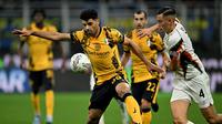 Bek Timnas Indonesia yang memperkuat Venezia, Jay Idzes (kanan) berduel dengan striker Inter Milan asal Iran, Mehdi Taremi. (GABRIEL BOUYS / AFP)