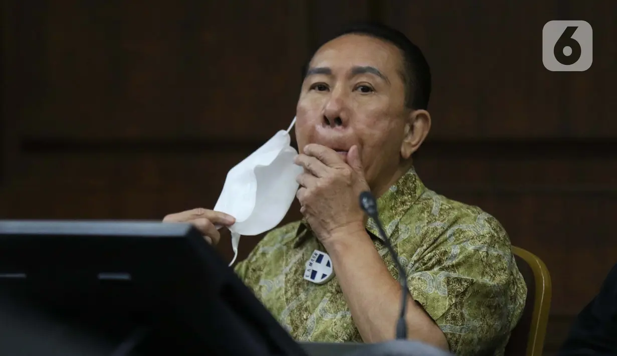 Terdakwa suap penghapusan nama terpidana perkara pengalihan hak tagih atau cessie Bank Bali dari daftar red notice Polri, Djoko Soegiarto Tjandra saat menjalani sidang lanjutan di Pengadilan Tipikor Jakarta, Kamis (19/11/2020). Sidang mendengar keterangan saksi. (Liputan6.com/Helmi Fithriansyah)