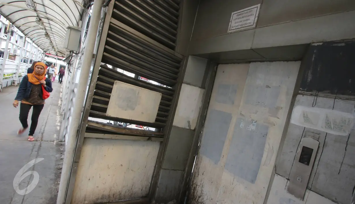 Kondisi lift khusus lansia dan ibu hamil yang rusak di JPO Sarinah, Jakarta, Kamis (2/3). Kurangnya perhatian pihak terkait menyebabkan lift tersebut menjadi terbengkalai serta tidak berguna. (Liputan6.com/Immanuel Antonius)