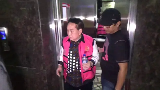 Tim Intelijen Kejagung menangkap buronan korupsi lahan negara asal Makassar, Soedirjo Aliman alias Jentang (Liputan6.com/ Eka Hakim)