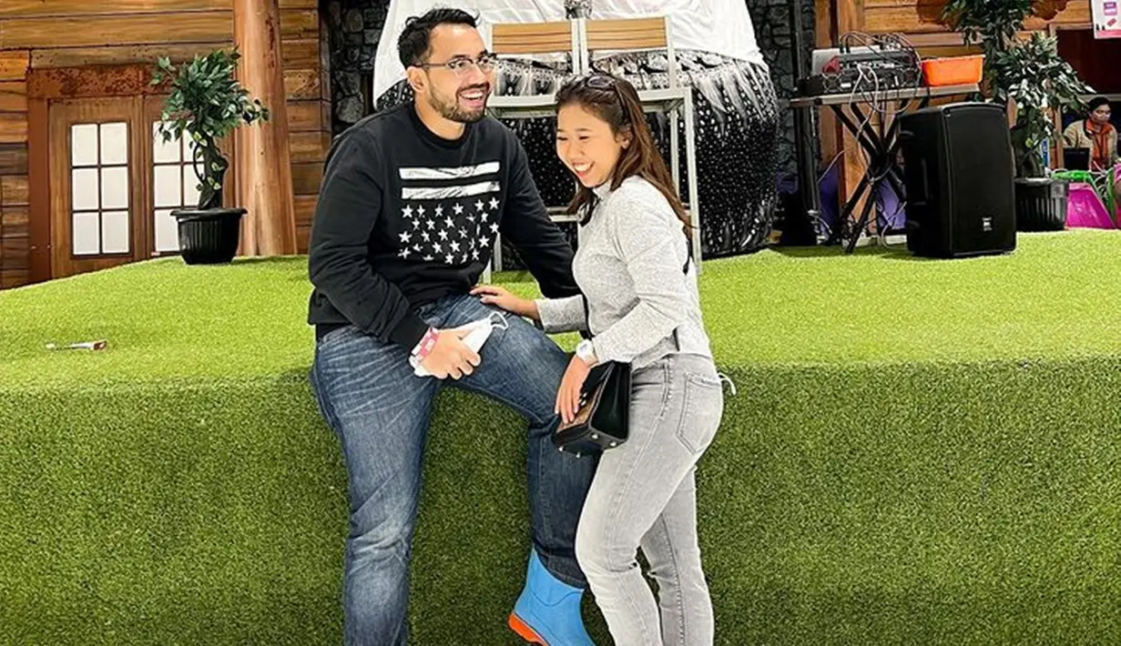 Sontak momen kebersamaan Kiky dan M Khairi pun menarik perhatian warganet. Bahkan rekan sesama artis sang komika juga turut penasaran dengan sosok pria berjambang ini. (Liputan6.com/IG/@kikysaputrii)