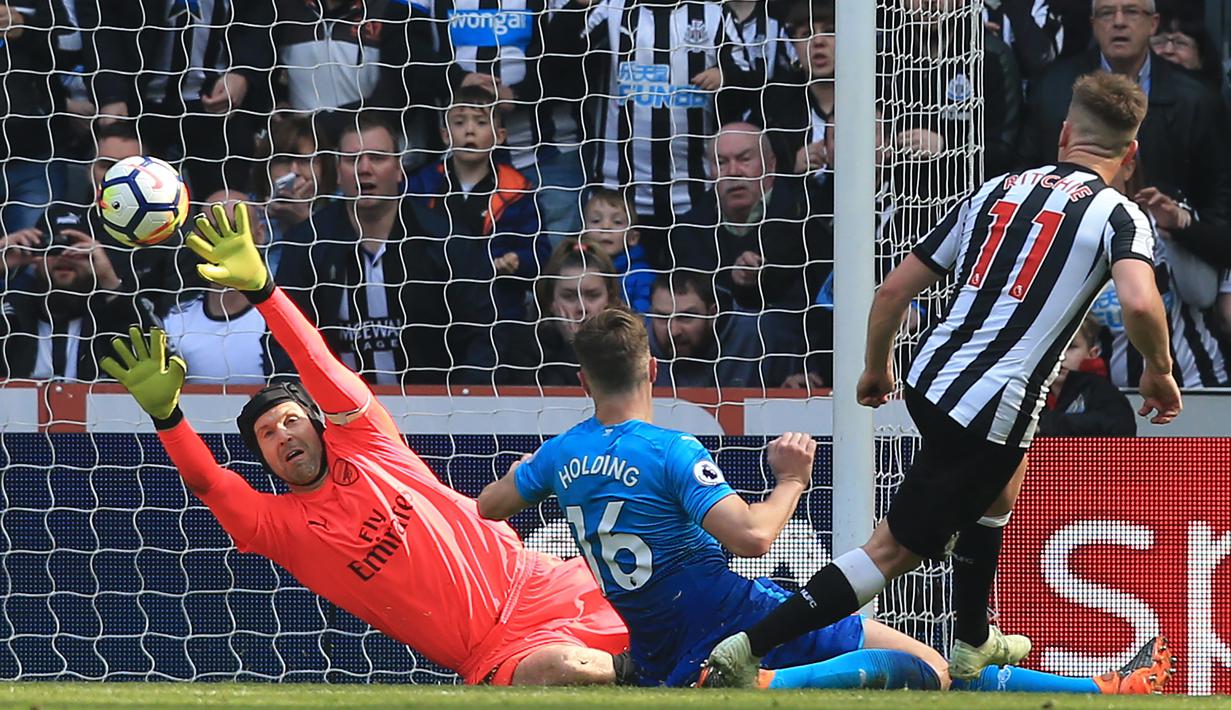 Pemain Newcastle United, Matt Ritchie (kanan) mencetak gol kedua untuk kemenangan timnya atas Arsenal pada lanjutan Premier League di St James' Park, Newcastle, (15/4/2018). Newcastle menang 2-1. (AFP/ Lindsey Parnaby)