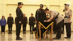 Kapolri Jenderal Tito Karnavian menyaksikan Brigjen Muhammad Iqbal menandatangani dokumen pelantikan selama upacara sertijab di Mako Brimob, Kelapa Dua, Depok, Rabu (14/11). Brigjen Muhammad Iqbal kini menjabat Kadiv Humas. (Liputan6.com/Herman Zakharia)