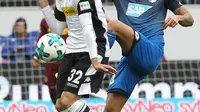 Gelandang Borussia Monchengladbach, Vincenzo Grifo (kiri) berjibaku dengan pemain Hoffenheim, Kerem Demirbay, pada laga lanjutan Bundesliga 2017-2018, di Sinsheim (28/10/2017).  (AFP/Daniel Roland)