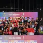 Ketua Umum PSSI Erick Thohir (tengah), Menpora Dito Ariotedjo, Ketua NOC Indonesia Raja Sapta Oktohari, CdM Lexyndo Hakim, staf pelatih, ofisial, dan pemain Timnas Indonesia U-22 berpose memegang medali emas SEA Games 2023 setelah mengalahkan Thailand dengan skor 5-2 pada laga final yang berlangsung di Olympic Stadium, Phnom Penh, Kamboja, Selasa (16/05/2023). (AFP/Nhac Nguyen)