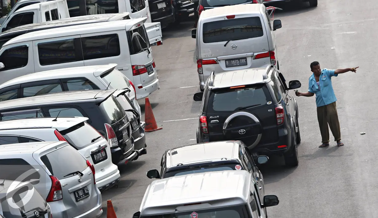 Sejumlah kendaraan melintasi Jalan Pramuka, Jakarta, Jumat (20/11). Banyaknya kendaraan pribadi yang parkir di kawasan tersebut menjadi salah satu penyebab kemacetan. terutama saat pagi hingga siang hari. (Liputan6.com/Immanuel Antonius)