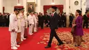 Presiden Joko Widodo atau Jokowi menghampiri Gubernur dan Wakil Gubernur Kaltim Isran Noor-Hadi Mulyadi serta Gubernur dan Wakil Gubernur Sumsel Herman Deru-Mawardi saat dilantik di Istana Negara, Jakarta, Senin (1/10). (Liputan6.com/Angga Yuniar)