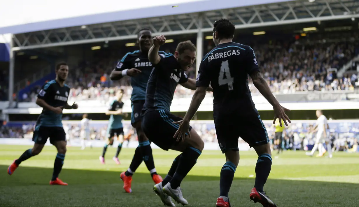 Branislav Ivanovic selebrasi melemparkan Sebuah syal setelahnya Cesc Fabregas, kanan, mencetak gol saat QPR vs Chelsea di Loftus Road stadion, London, Minggu 12 April , 2015. (AP Photo / Matt Dunham)