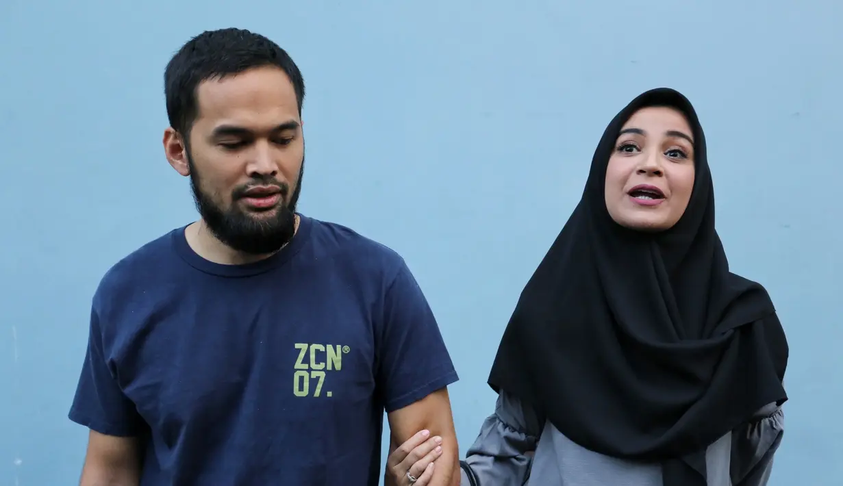 Banyak selebriti yang rumah tangganya kandas lantaran berpoligami. Sebagai umat muslim, tidak bisa menyangkal lantaran ada dalam Al Quran. Lantas bagaimana pandangan pasangan Shireen Sungkar dan Teuku Wisnu terkait poligami.  (Adrian Putra/Bintang.com)