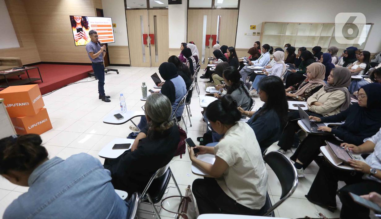 Menurut Eko Setiawan, setiap platform memiliki karakter pengguna yang berbeda, sehingga cara penyampaian pesan perlu disesuaikan. Tampak dalam foto, Social Media Manager KapanLagi Youniverse, Eko Setiawan, saat memberikan presentasi materi pada program Liputan6.com Connect di kampus Vokasi Universitas Indonesia, Depok, Jawa Barat pada 11 November 2025. (Liputan6.com/Helmi Fithriansyah)