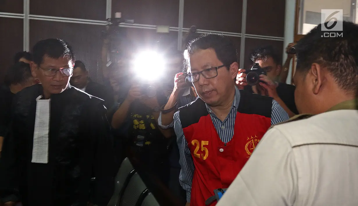 Terdakwa kasus penghancuran barang bukti dugaan pengaturan skor Joko Driyono saat akan menjalani sidang di PN Jakarta Selatan, Jakarta, Kamis (4/7/2019). JPU menuntut mantan Plt Ketua Umum PSSI itu dengan hukuman dua tahun enam bulan penjara. (Liputan6.com/Herman Zakharia)