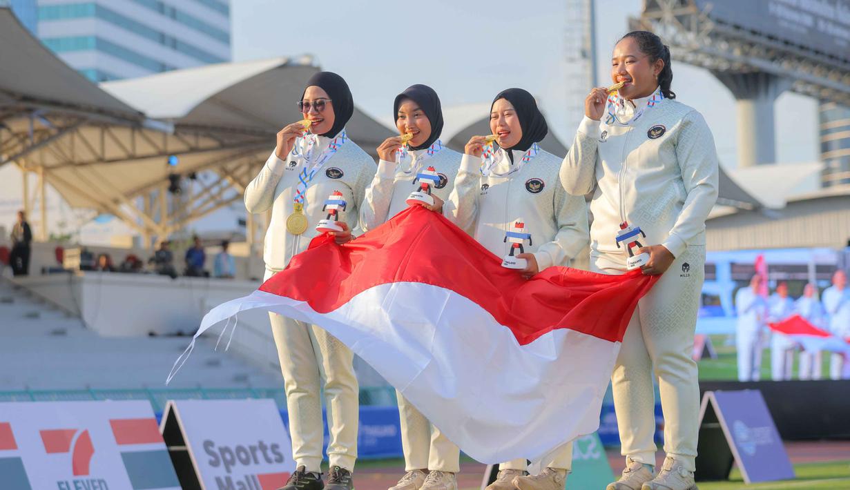 Atlet berusia 28 tahun itu mengalahkan atlet Vietnam, Trieu Huyen Diep, dengan skor 6-4 pada laga final nomor individual recurve putri. Tampak dalam foto, atlet panahan Indonesia, Diananda Choirunisa (kiri) usai prosesi pengalungan medali nomor individual recurve putri SEA Games 2025 di Football Field 1, Sports Authority of Thailand, Bangkok, Rabu (17/12/2025). (Bola.com/Bagaskara Lazuardi)