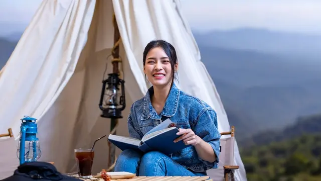 membaca buku tertawa bahagia baju denim