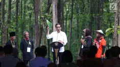 Presiden Joko Widodo berdialog dengan petani saat penyaluran Izin Pemanfaatan Hutan Perhutanan Sosial (IPHPS) di Tuban, Jawa Timur, Jumat (9/3). (Liputan6.com/Angga Yuniar)