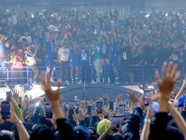 Pemain Persib Bandung mengangkat trofi saat pesta juara BRI Liga 1 2024/2025 di Stadion Gelora Bandung Lautan Api, Sabtu (24/5/2025) sore WIB. (Bola.com/M Iqbal Ichsan)