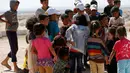 Aktris Angelina Jolie berbicara dengan anak-anak pengungsi Suriah setelah konferensi pers di kamp pengungsi Azraq untuk Suriah yang mengungsi akibat konflik, dekat kota Al Azraq, Yordania, Jumat (9/9). (REUTERS / Muhammad Hamed)