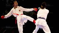 Karateka Indonesia, Srunita Sari, saat melawan karateka Thailand, Paweena Raksachart, pada cabang karate kelas kumite bawah 50 kg di KLCC, Kuala Lumpur, Selasa (22/8/2017). Srunita berhasil meraih emas untuk Indonesia. (Bola.com/Vitalis Yogi Trisna)