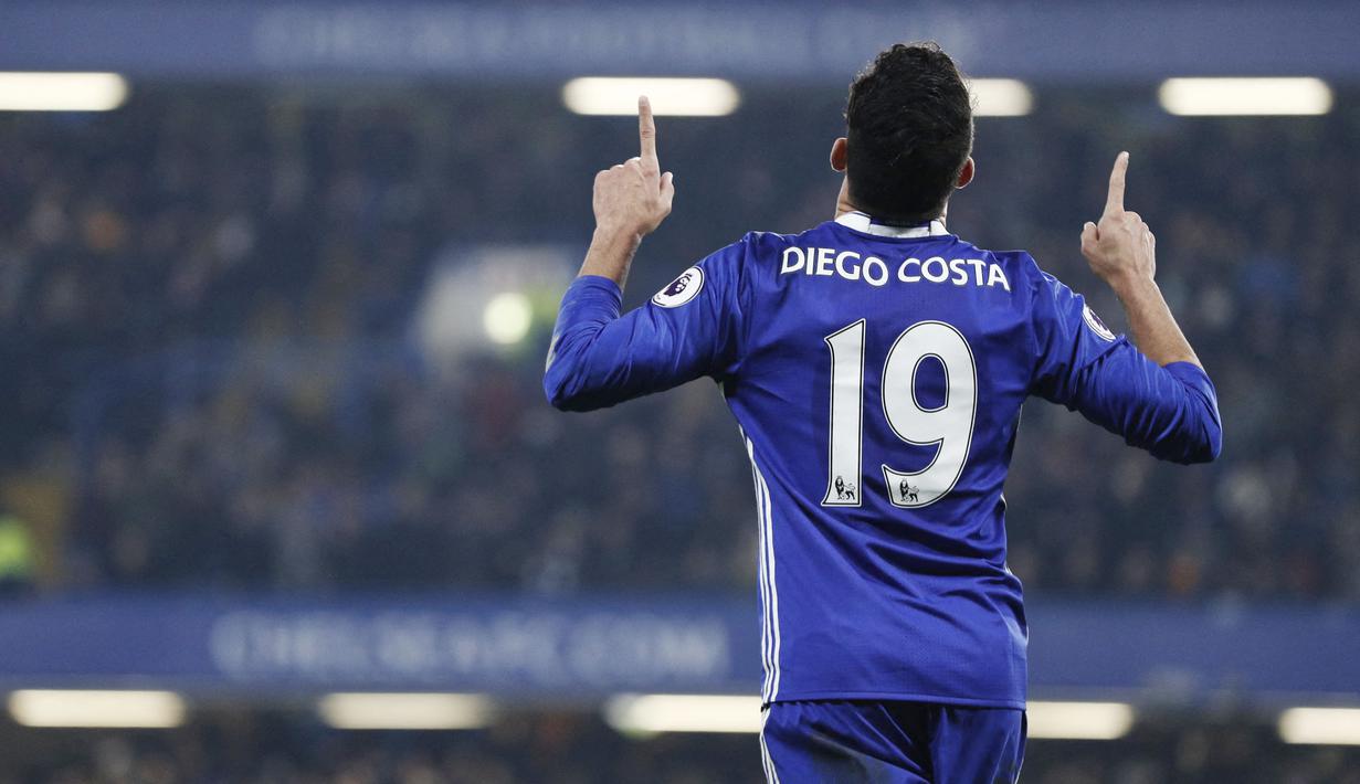 Diego Costa - The Gunners santer dikabarkan tertarik merekrut mantan bomber Chelsea ini. Pelatih Arsenal, Mikel Arteta, butuh bala bantuan di lini serang untuk menggantikan peran Pierre-Emerick Aubameyang tengah dibekukan dari tim utama. (AFP/Adrian Dennis)