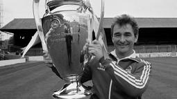 Pelatih Nottingham Forest, Brian Clough berfoto dengan trofi Piala Champions 1979/1980. Brian Clough pernah membesut Derby County dan Nottingham Forest yang menjadi rival dalam East Midlands Derby. Derby County ditanganinya pada 1967/1968 hingga 1973/1974. Sementara Nottingham Forest memakai jasanya pada tengah musim 1974/1975 hingga akhir musim 1992/1993. (uefa.com)