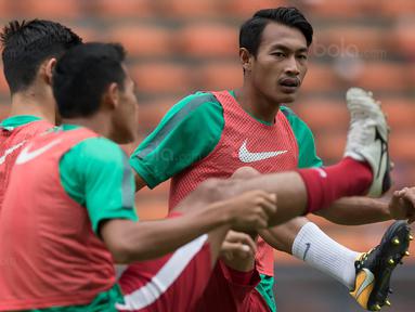 Kapten Timnas Indonesia, Hansamu Yama, melakukan latihan jelang laga melawan Kamboja  di Stadion Shah Alam, Selangor, Kamis, (24/8/2017). Indonesia akan menjalani laga penentuan melawan Kamboja. (Bola.com/Vitalis Yogi Trisna)