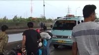 Pengendara motor jatuh di jalan RE Martadinata Jakarta Utara (Moch Harun Syah/Liputan6.com)