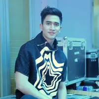 "Belum sih (pacaran), Gue masih ngejalanin aja. Tapi syukurlah kalau mama seneng," singkat Verrell Bramasta. (Nurwahyunan/Bintang.com)