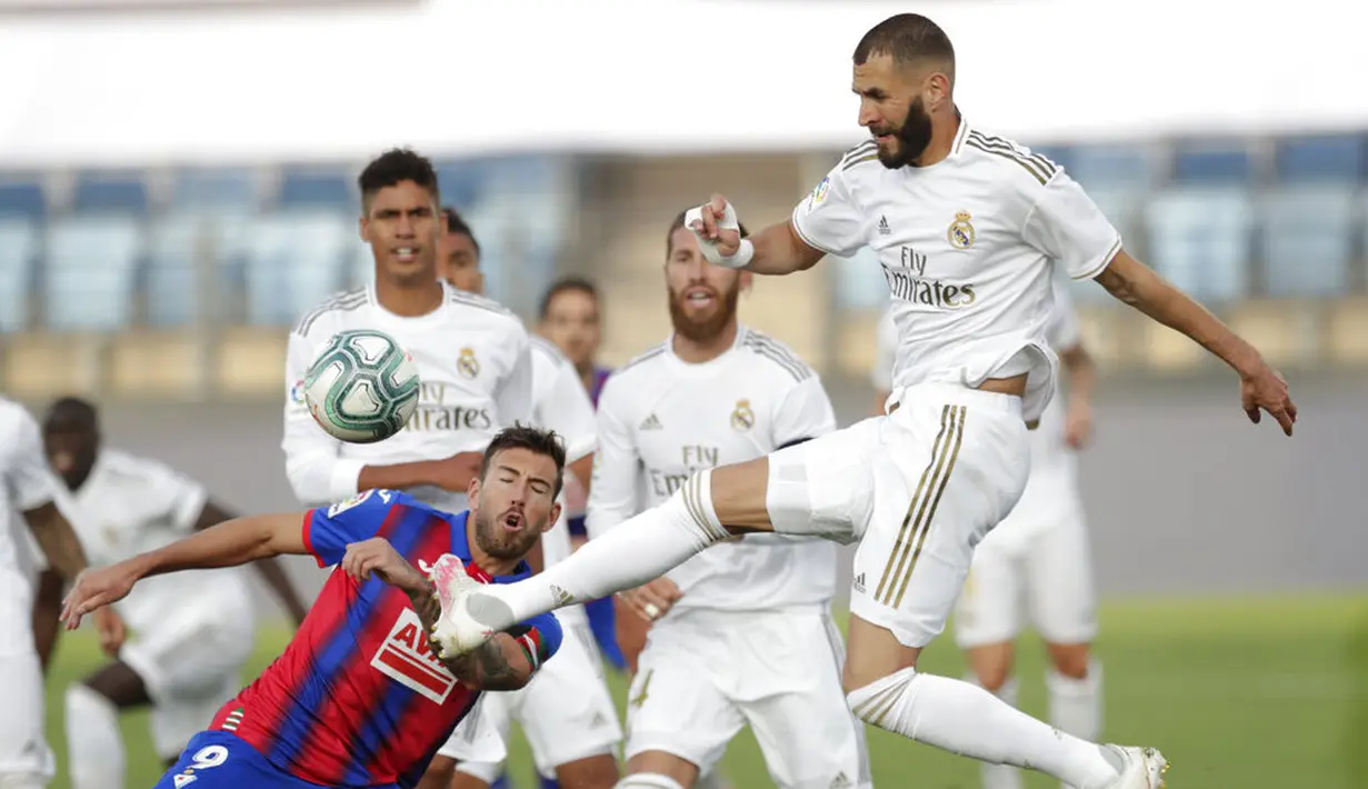 Striker Real Madrid, Karim Benzema, melepaskan tendangan ke gawang Eibar pada laga La Liga di Estadio Alfredo Di Stefano, Senin (15/6/2020). Real Madrid menang 3-1 atas Eibar. (AP/Bernat Armangue)