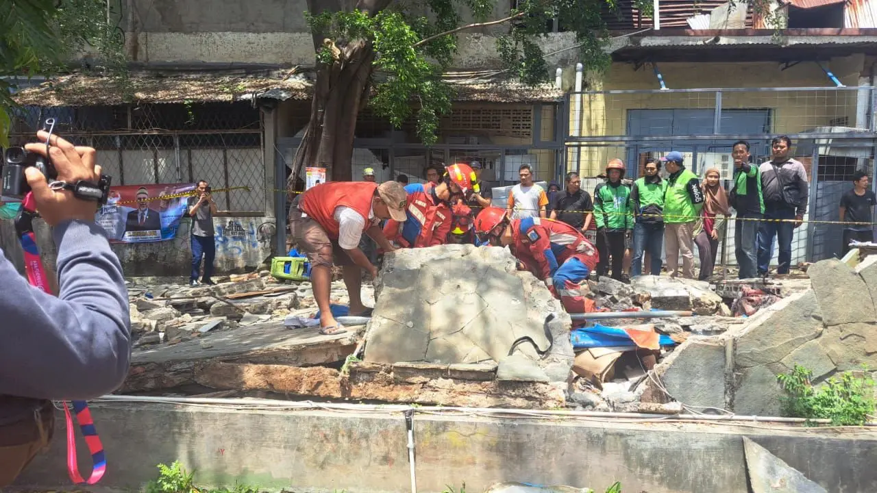 Satu keluarga yang terdiri dari ibu, ayah, dan anak meninggal setelah tertimpa tembok SPBU yang roboh di Jalan Tebet Barat Dalam Dua, Jakarta Selatan, Minggu siang (21/1/2023)
