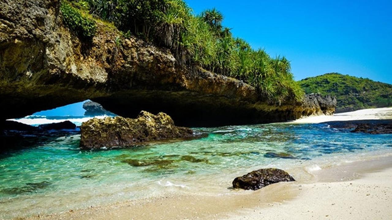 Menjelajahi Keindahan Pantai Pangasan Pacitan, Wisata Populer Banyak Digemari Peselancar