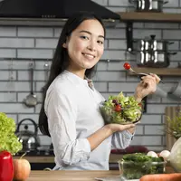 Ilustrasi perempuan makan sehat agar awet muda/copyright freepik.com