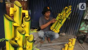 Perajin menyelesaikan pembuatan kerajinan air mancur dari paralon bekas di Abah Matul, Tapos, Depok, Kamis (1/4/2021). Tahun ini, Bantuan Produktif Usaha Mikro (BPUM) atau BLT UMKM kembali disalurkan pada 9,8 juta pelaku usaha dengan besaran RP 1,2 juta per penerima. (Liputan6.com/Herman Zakharia)