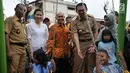 Basuki Tjahaja Purnama didampingi Veronica Tan  meninjau anak-anak yang bermain ayunan di RPTRA Cililitan, Jakarta, 22 Oktober 2015. Pengacara Ahok mengaku tidak bisa mengungkapkan alasan kliennya menggugat cerai Veronica. (Liputan6.com/Gempur M Surya)